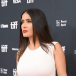 Salma Hayek brilha em vestido de noiva no Festival de Cinema de Toronto
