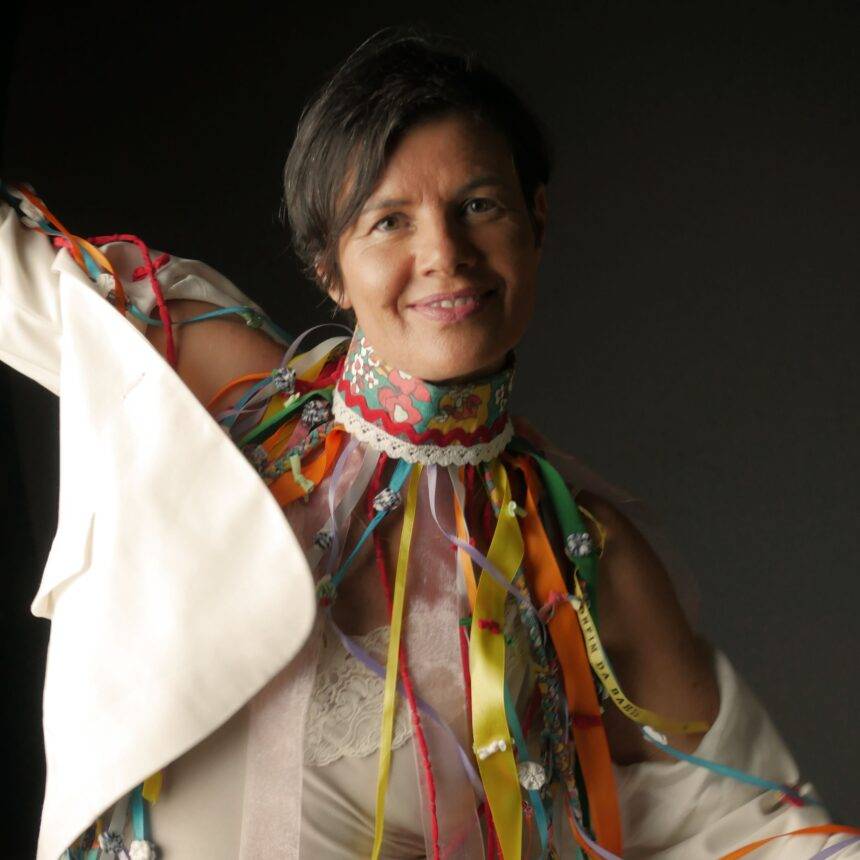 Valéria Carvalho, cantora lança single “Brasilidade”, com produção de Jorge Helder