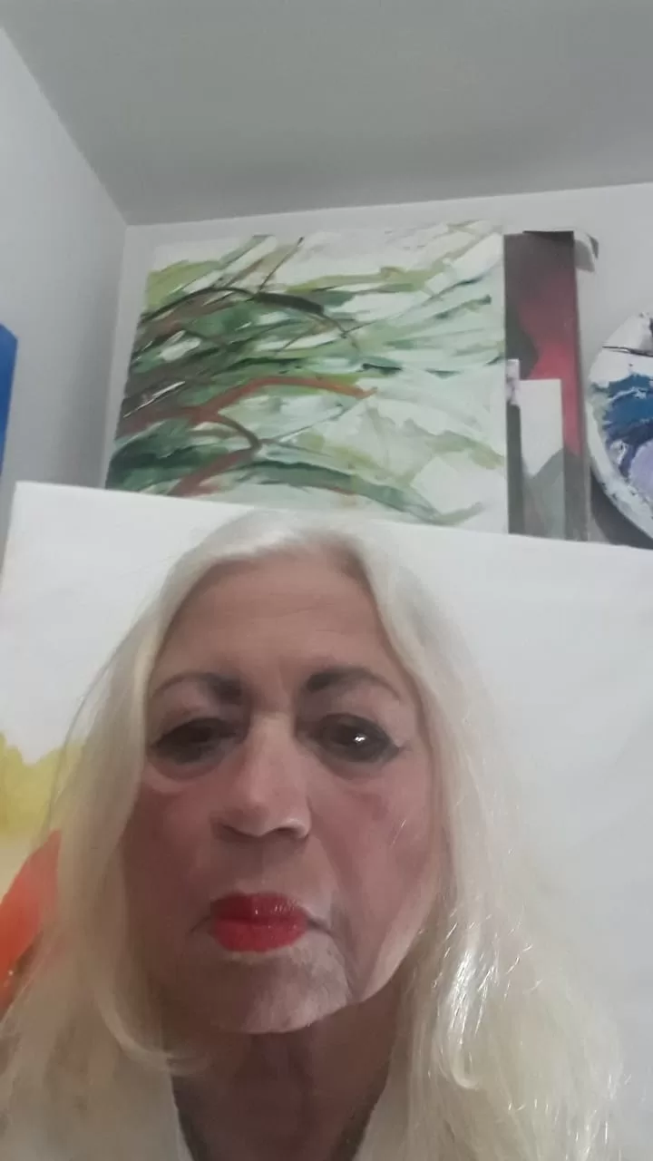 Cleide Magalhães abre a exposição “Expressões da Alma” com seu abstracionismo de cores encantadoras