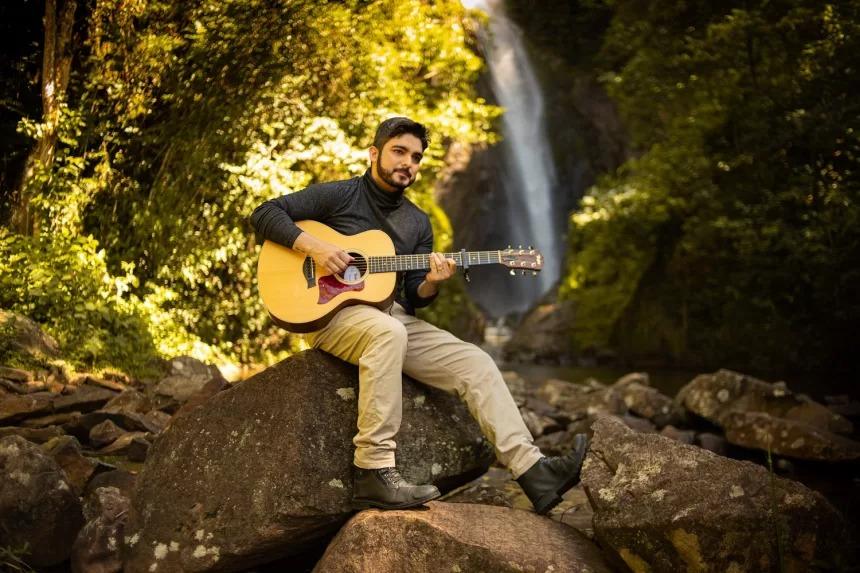 William Anjos lança single e clipe “Refém do Tempo”