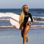 Arisha Lunna encanta em sessão de fotos no estilo Baywatch