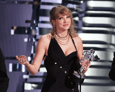 Taylor Swift mexe os quadris e dança ao som de Shakira durante sua performance no VMAs