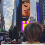 Shakira surpreendeu seus filhos na Times Square antes de sua apresentação no MTV VMAs