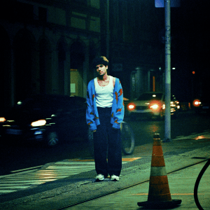 Após EP de estreia, Bersote lança a existencial canção “Na Curva a Me Esperar”