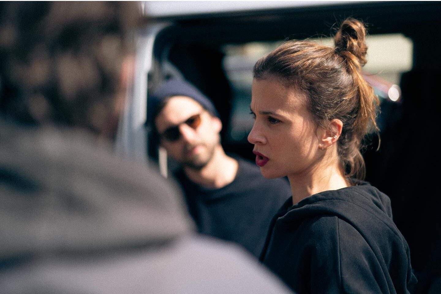 Falling Into Place: Romance de sucesso dirigido e estrelado por Aylin Tezel