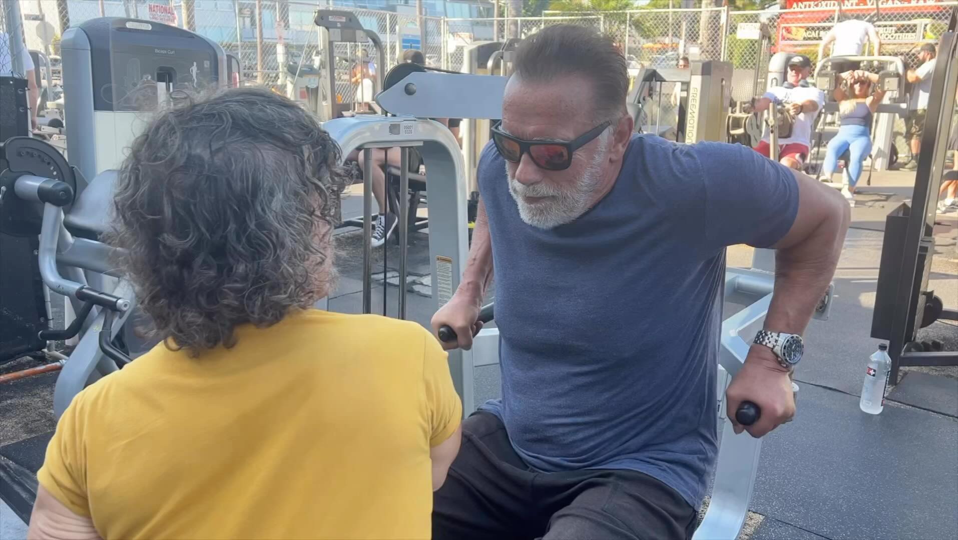 Arnold Schwarzenegger critica o peso de Trump e compartilha dicas de fitness
