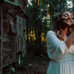 Um dos maiores nomes do gospel, Julia Vitória apresenta a faixa inédita “Outra Vez”