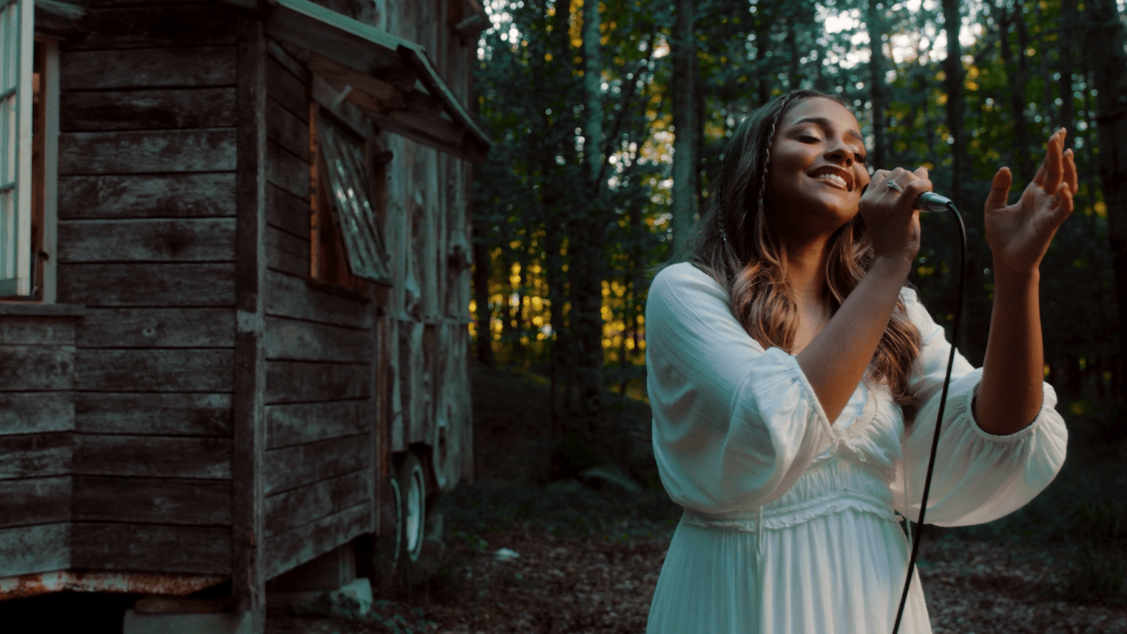 Um dos maiores nomes do gospel, Julia Vitória apresenta a faixa inédita “Outra Vez”