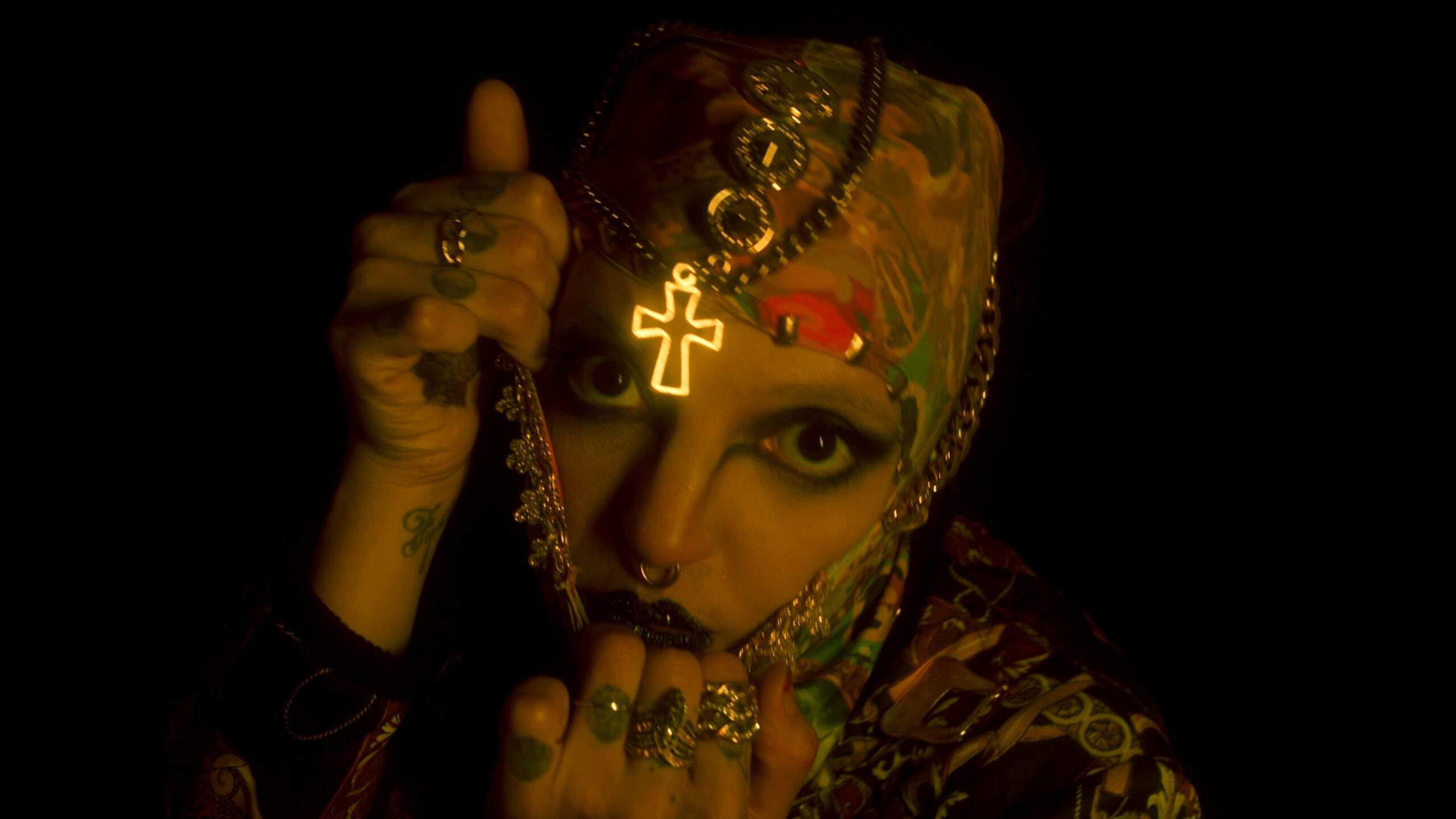 ÀIYÉ lança poderoso clipe duplo conceitual “Pomba Gira / EXU”