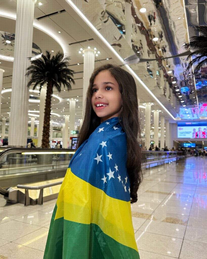 Rebecca Macedo, 7 anos, desembarcou nessa madrugada nos Emirados Árabes Unidos, para representar o Brasil no concurso Little Miss e Mister World