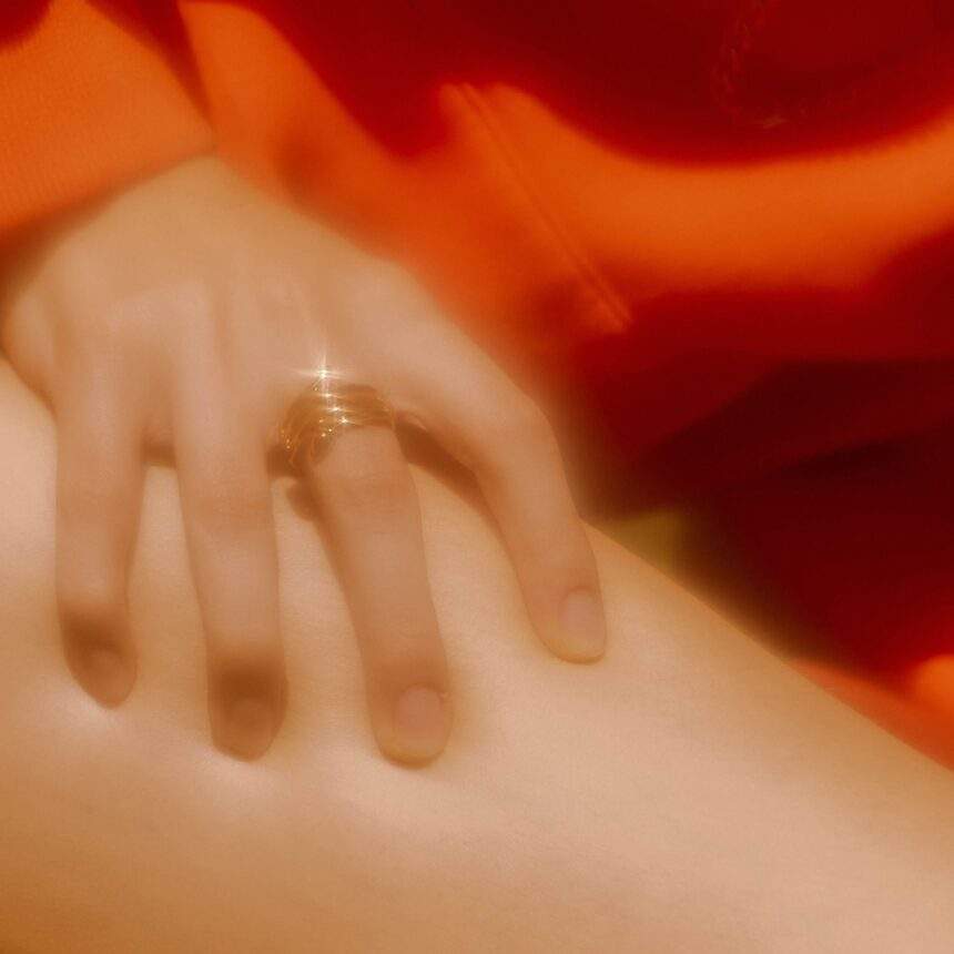 VERO lança o EP “Amormaço” e canta o calor da paixão