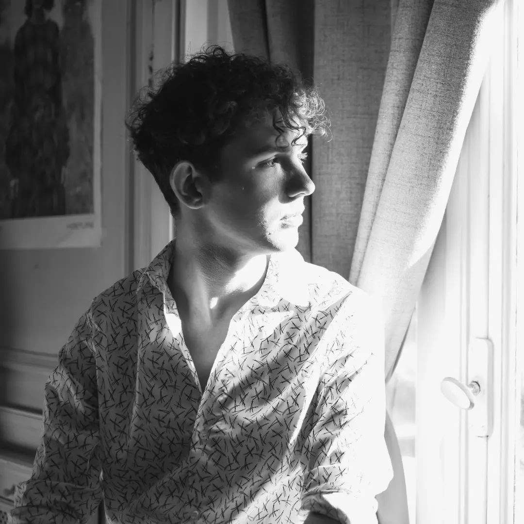 Facu Molina estreia seu primeiro videoclipe “ Tu Amor Es Un Crimen ”