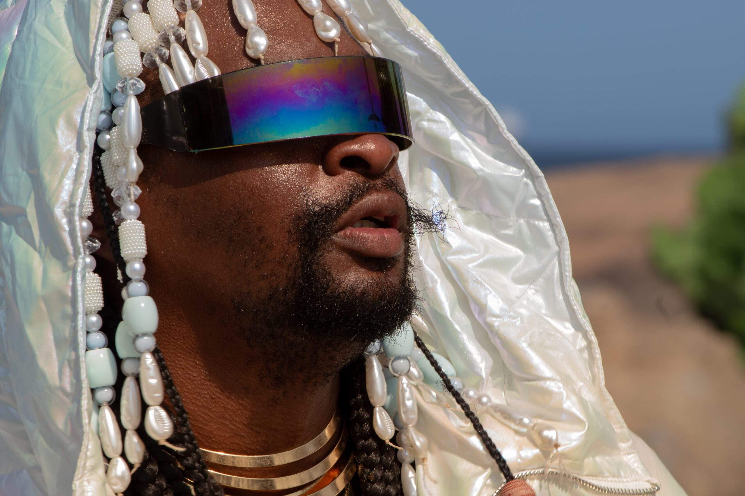 Azizi fala sobre afeto e representatividade em seu primeiro EP