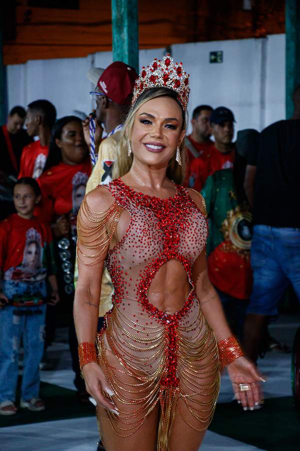 Rainha da X9 Pioneira, Francine Carvalho inaugura camarote e mostra shape renovado em ensaio de Carnaval