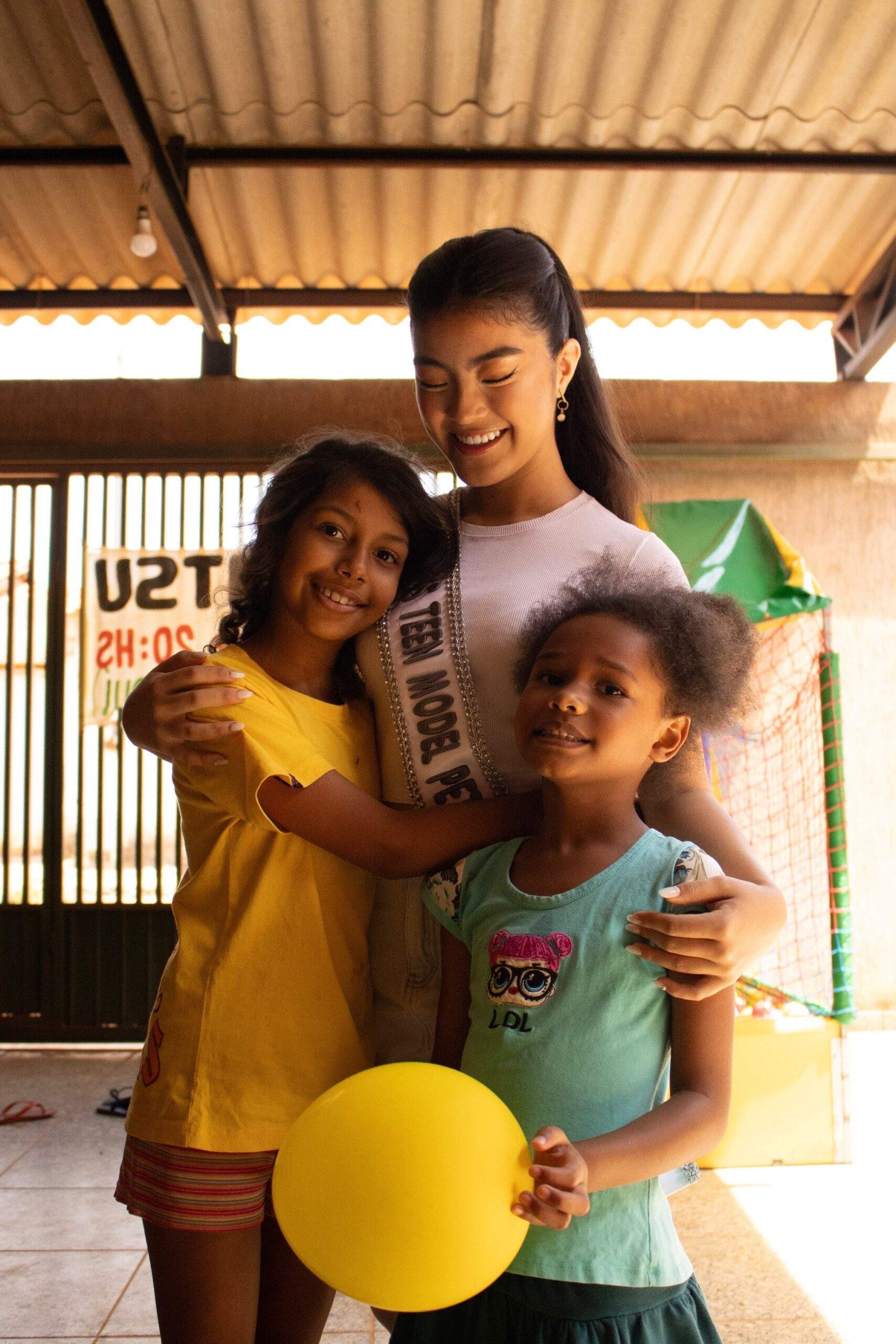 Antes de embarcar para Espanha, Miss Brasil adolescente Angeline Rie participa de evento beneficente em Brasília