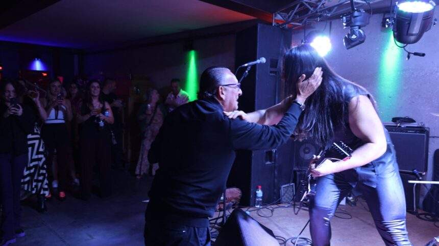 Galvão Bueno recria “Tema da Vitória” com guitarrista de metal