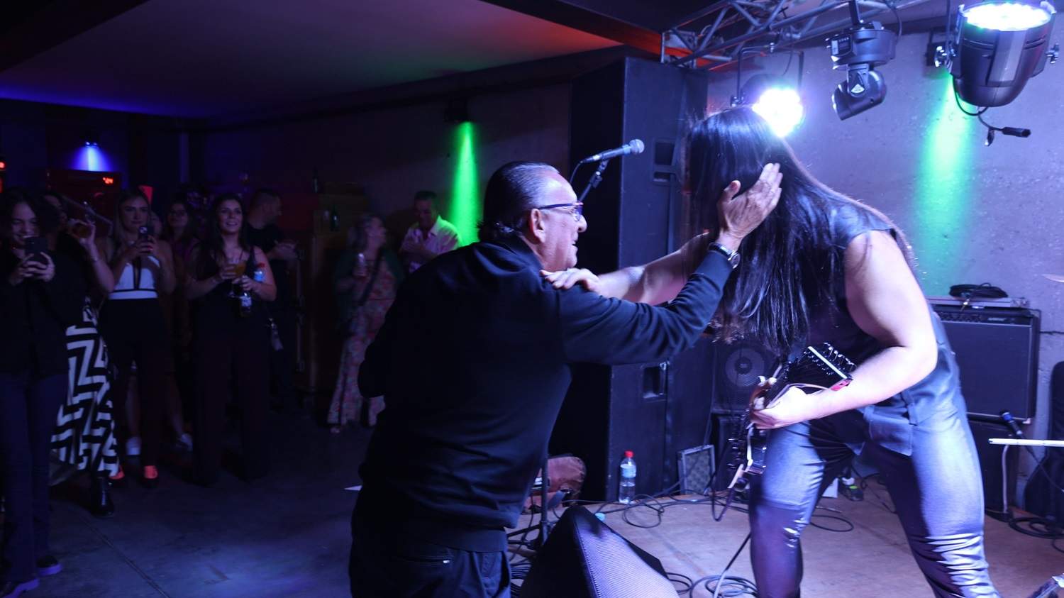 Galvão Bueno recria “Tema da Vitória” com guitarrista de metal