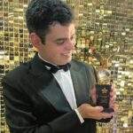 O artista plástico Diego Mendonça traz coleção que retrata crianças com roupas de realeza e estampas africanas