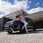 Kenny King celebra aniversário com festa com direito a muita sacanagem e ousadia