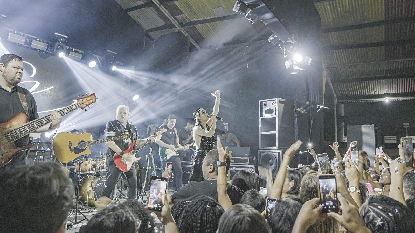 Carina Lins volta ao mercado musical e expectativa para lançamento aumenta com o teaser do DVD