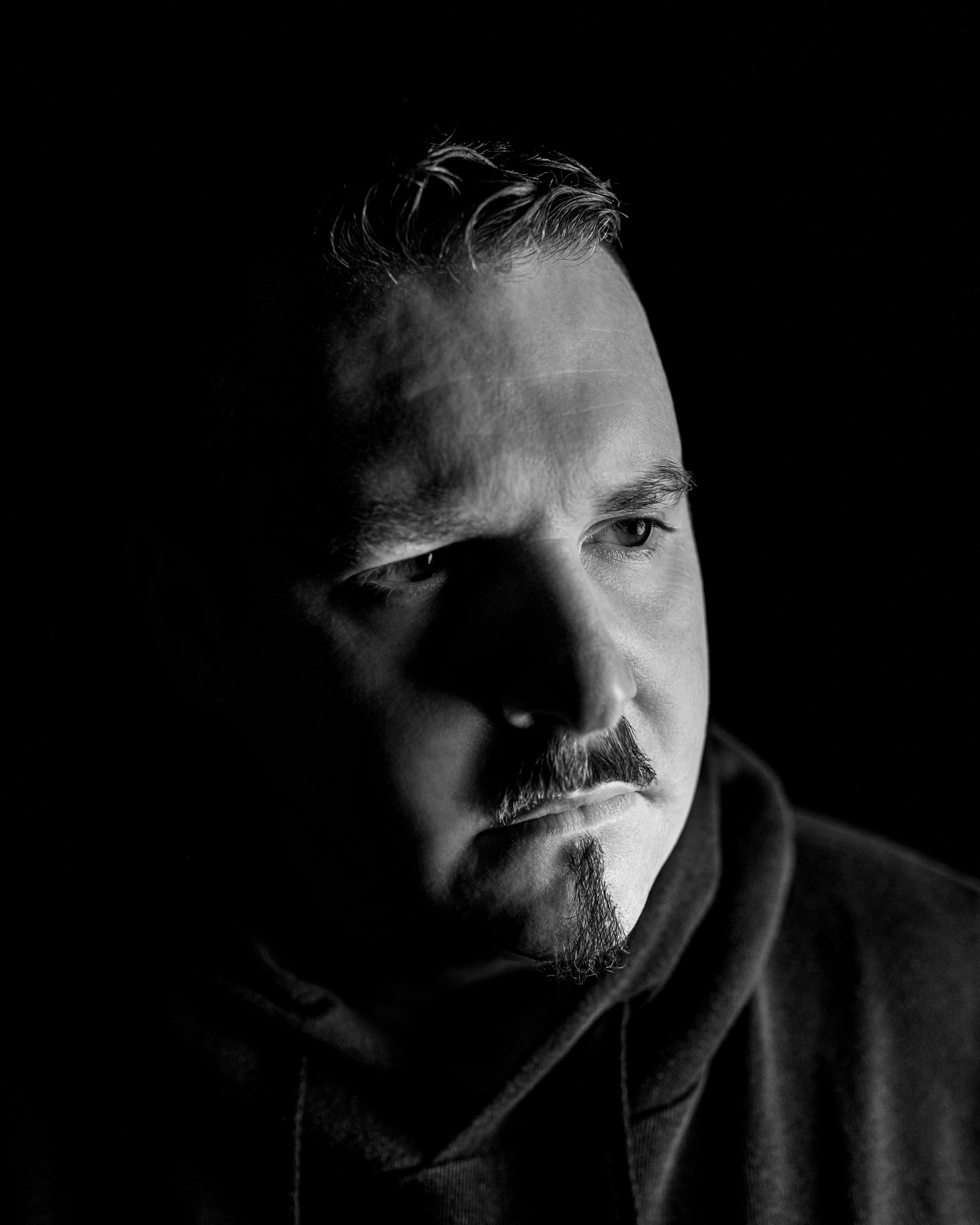 O cantor e compositor RAY LITFIELD da Alemanha apresenta seu primeiro single “OK”