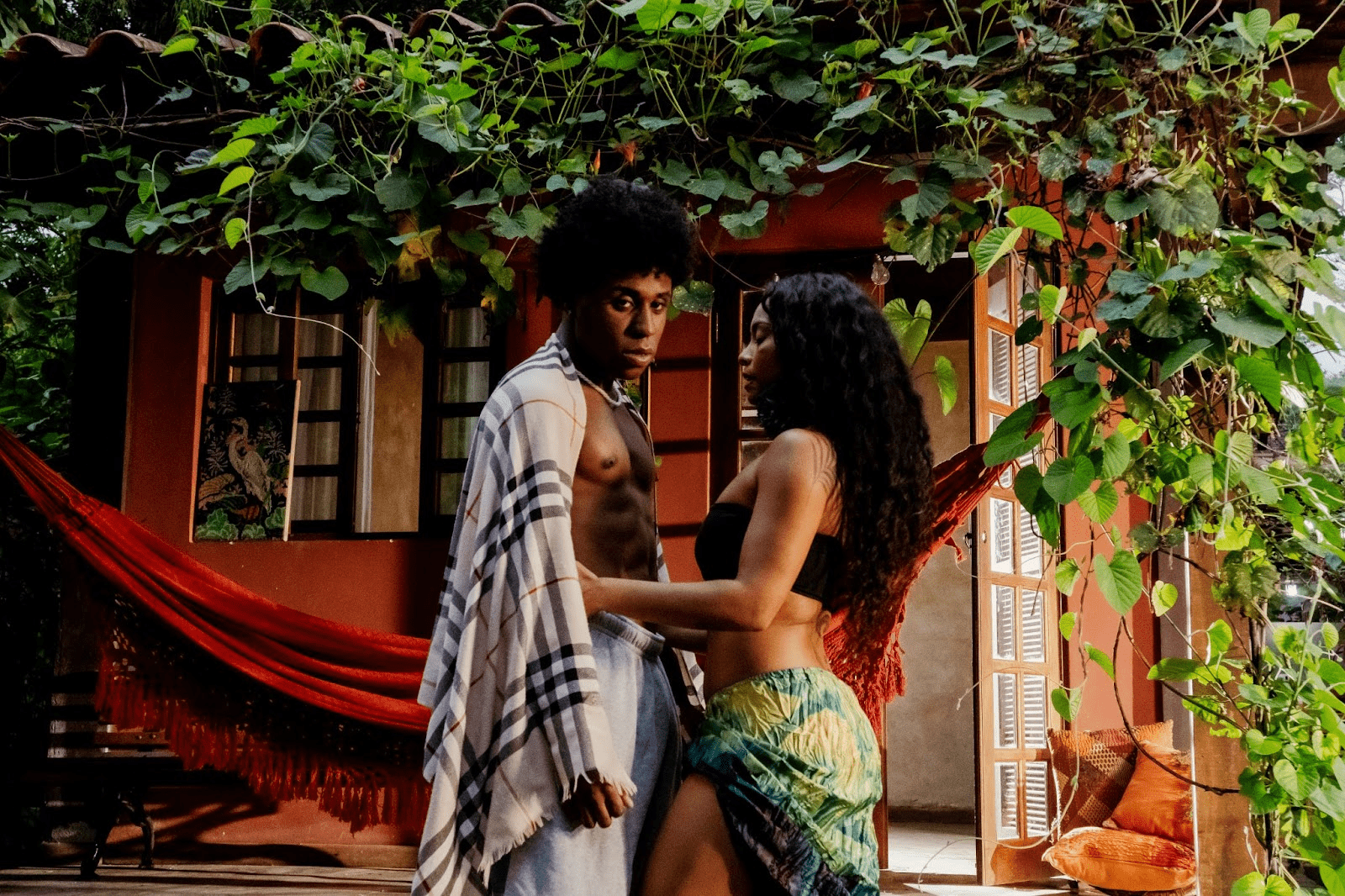 El Coffee’ convida manos e minas a dançar nas batidas de afrobeats de “Rodeo”