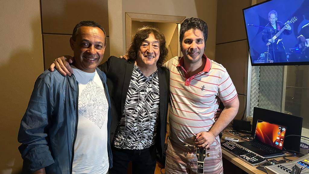 Hélder Viana se une a Beto Guedes e Toninho Horta em seu novo single, “Pra Bem Longe”