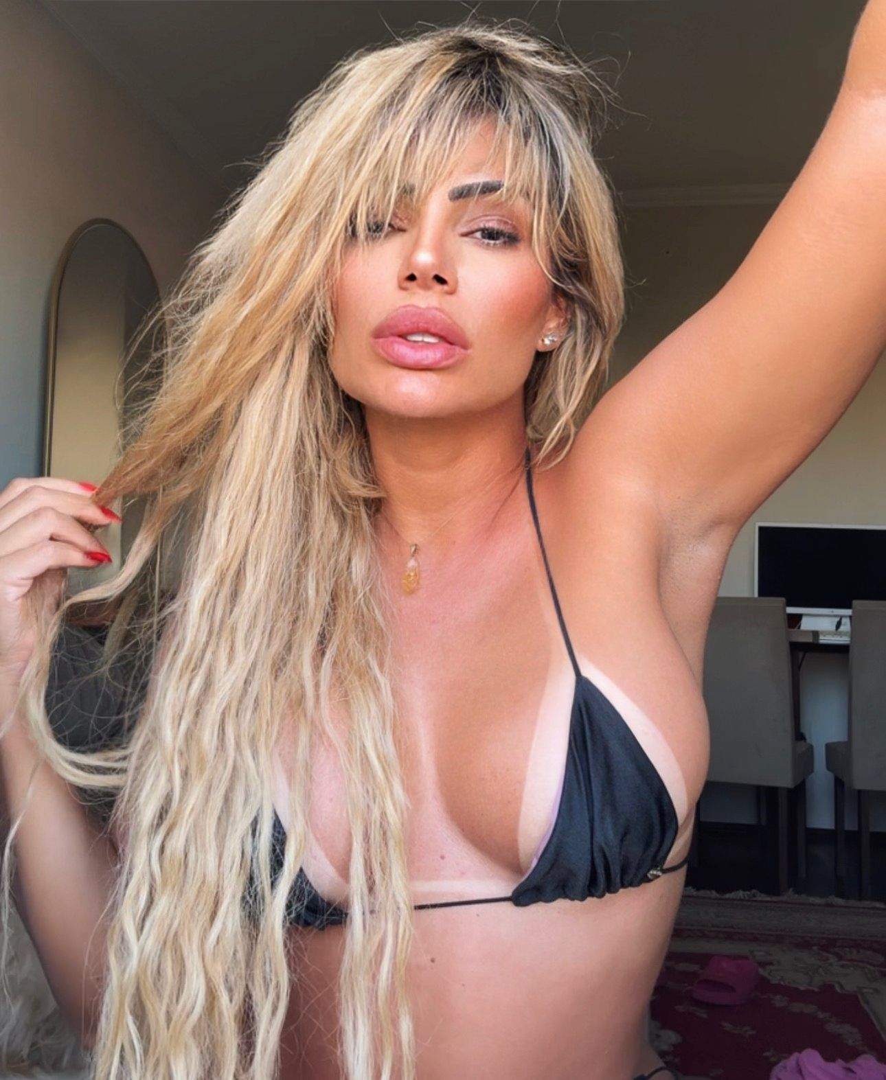 Fãs da Pastora do OnlyFans, Ana Akiva, pagam para fazer confissões e receber penitências picantes