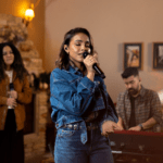 Clássicos de Natal ganham novas versões na voz de Julia Vitória