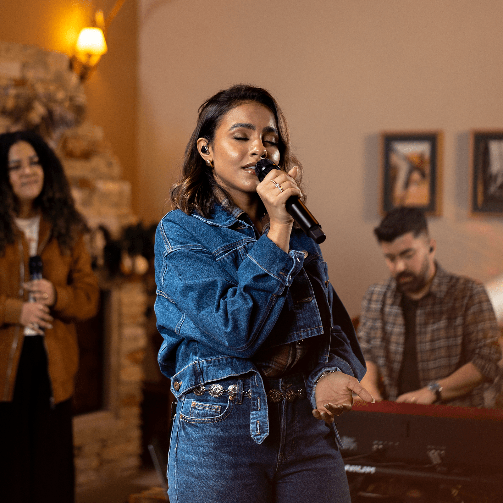 Clássicos de Natal ganham novas versões na voz de Julia Vitória