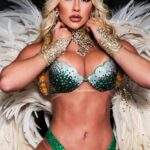 Musa da Verde e Branco, Carolina Arjonas usa look de R$ 18 mil para ensaio de Carnaval e coloca corpão para jogo