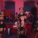 Catharina Bravin ressignifica “Chorando Se Foi” em clipe sexy