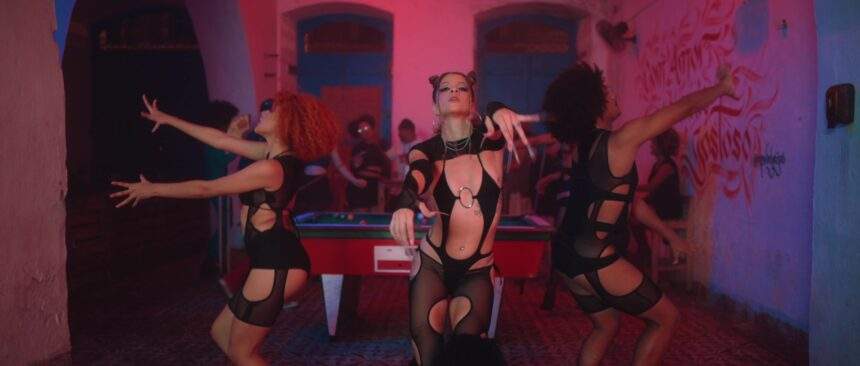 Catharina Bravin ressignifica “Chorando Se Foi” em clipe sexy