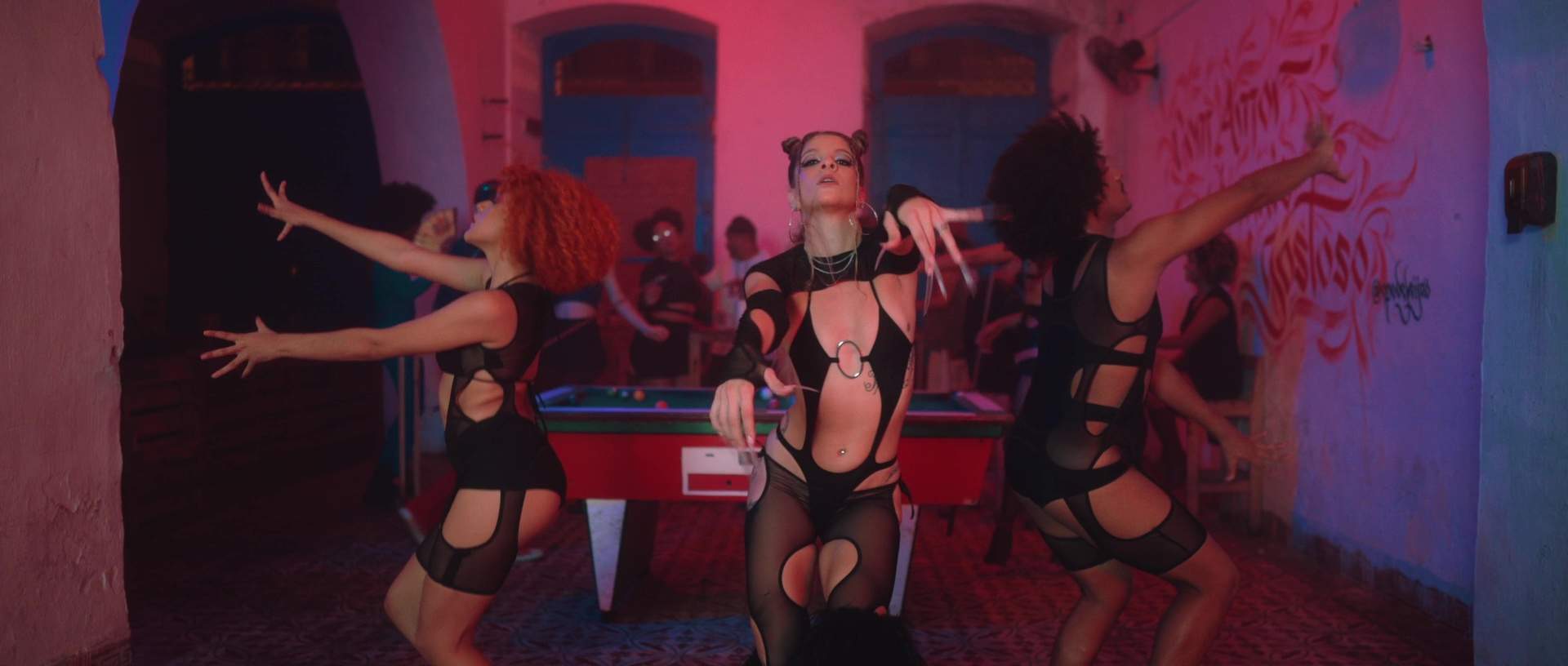 Catharina Bravin ressignifica “Chorando Se Foi” em clipe sexy