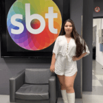 Perseguida por fotos sensuais, Flora Favaretto estreia quadro na TV e posa nua para revista