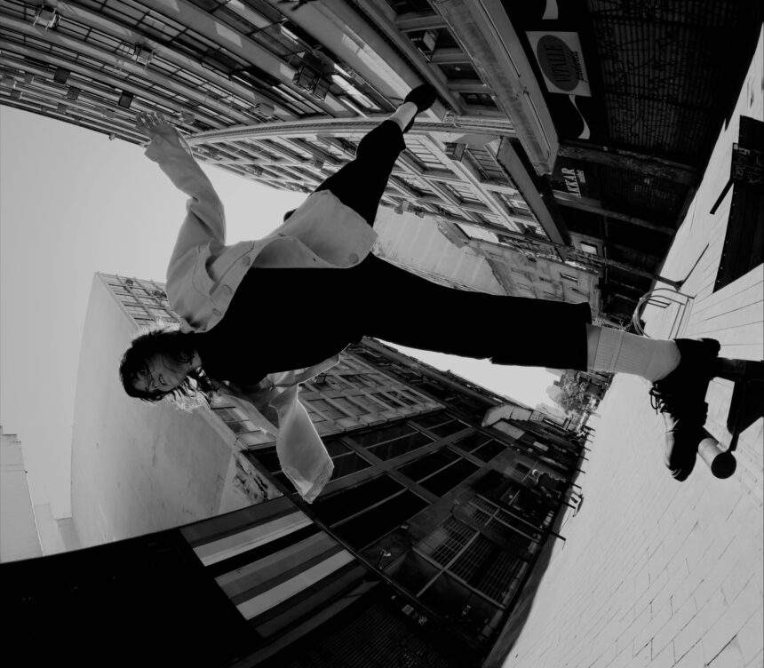 Pedro Santos amplia universo de EP com o clipe “Babilônia”