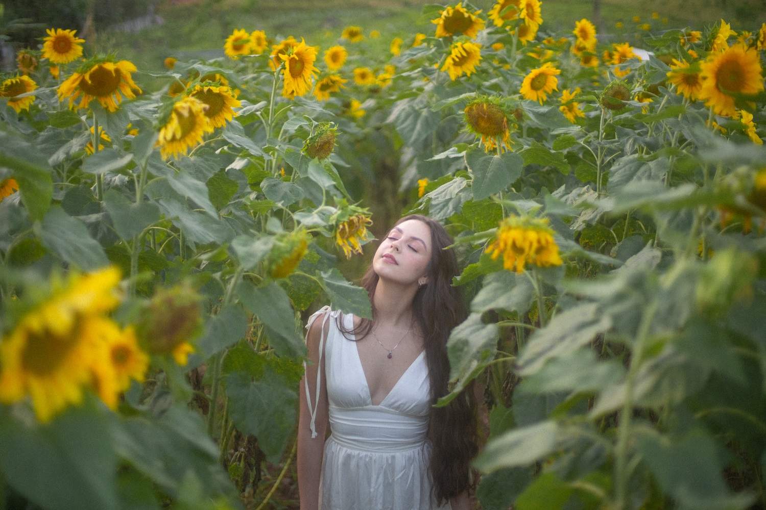 Yasmim Santanna estrela clipe de banda de namorado
