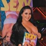 Modelo e apresentadora faz topless em balada de SP durante lançamento de revista