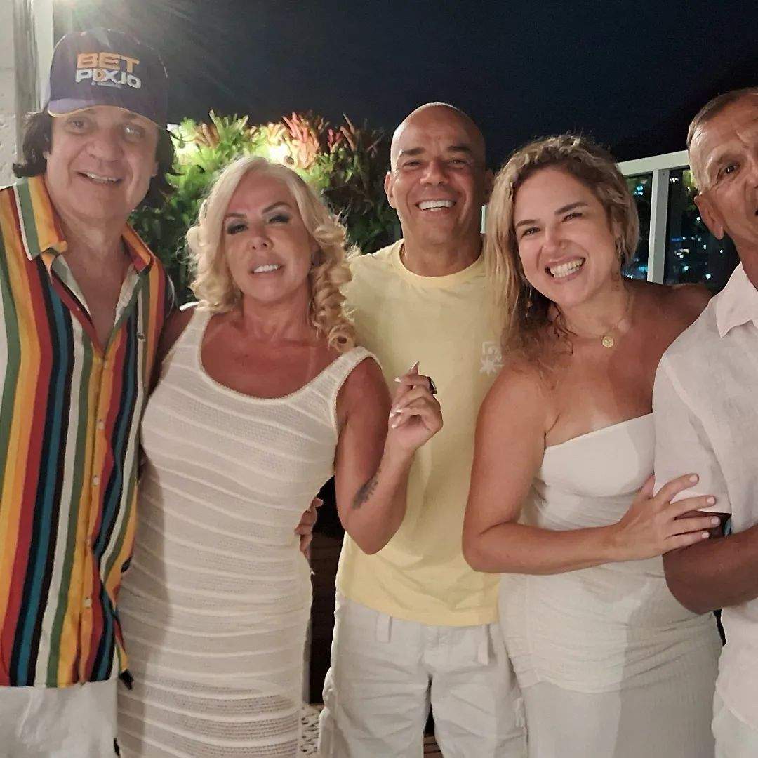 Rosana Menezes celebra Réveillon em cobertura de luxo no Rio de Janeiro ao lado do noivo Carlos Kaiser e amigos