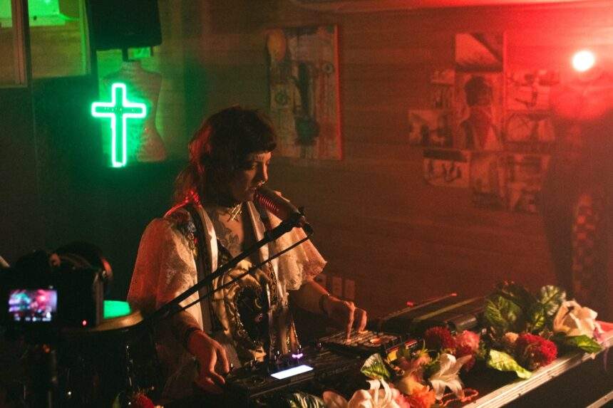 ÀIYÉ lança show intimista no YouTube