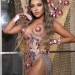 Rainha da Rosas de Ouro, Ana Beatriz Godoi aposta em look ousado para ensaio e dá spoiler para o desfile