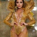 Rainha de bateria, Ana Beatriz Godoi se veste de ‘rosa’ para ensaio e ostenta coroa com 800 cristais