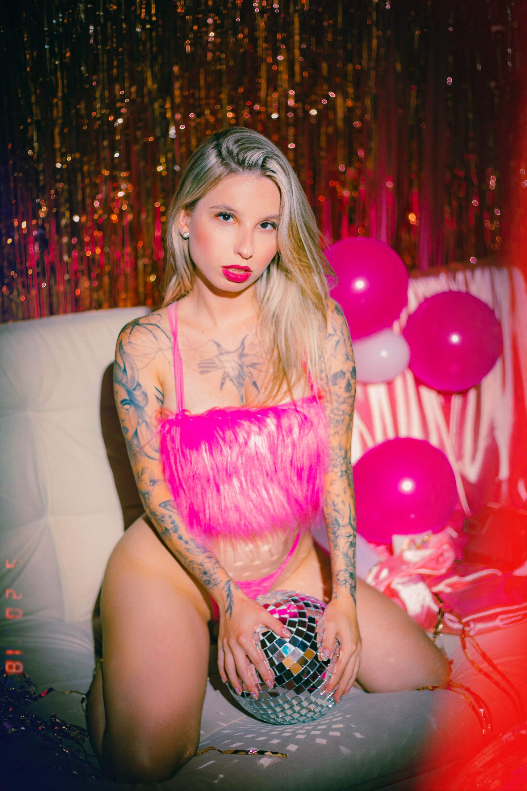 Baby Fire faz ensaio sensual em comemoração de 3 anos da Nast Agência