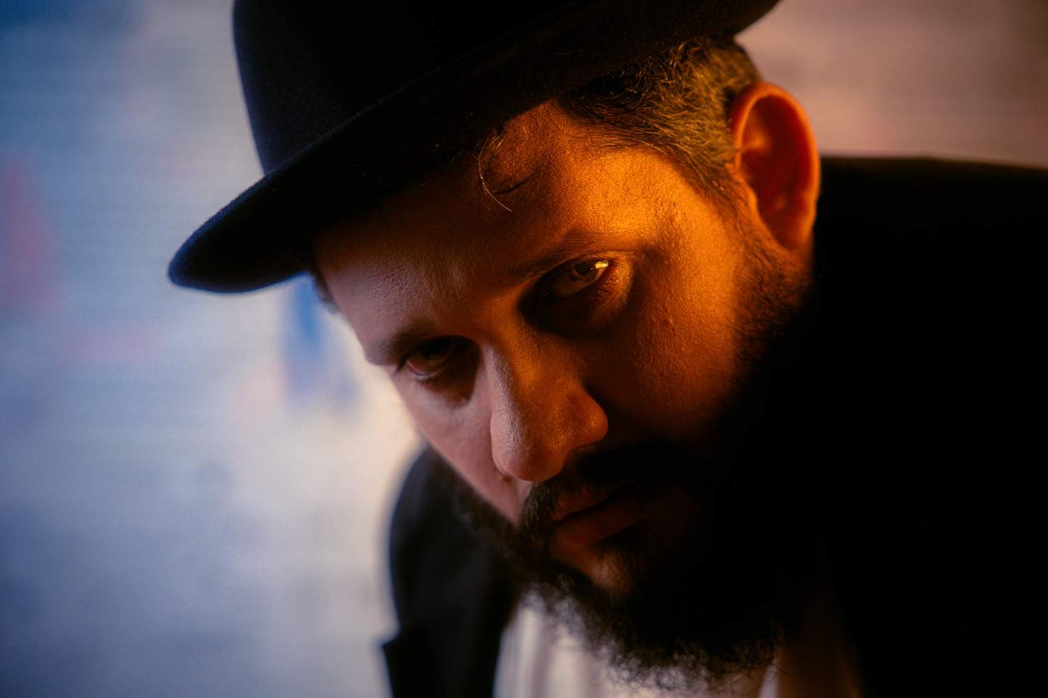 Berg Menezes transforma a beleza e os percalços da vida pela arte em clipe para intensa “Vagabundo”