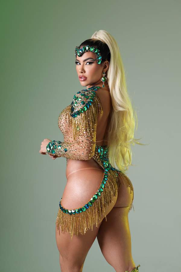 Musa da Verde e Branco, Carolina Arjonas usa fio dental para provar que shape está em dia: “bumbum cresceu”