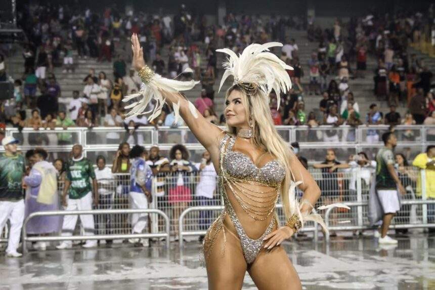 Musa da Verde e Branco, Carolina Arjonas usa biquíni de cristais em ensaio e promete menor fantasia: “cabe num porta-jóias”