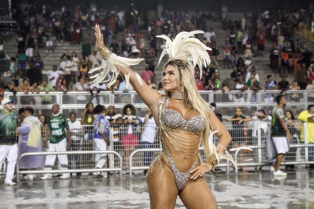 Musa da Verde e Branco, Carolina Arjonas usa biquíni de cristais em ensaio e promete menor fantasia: “cabe num porta-jóias”