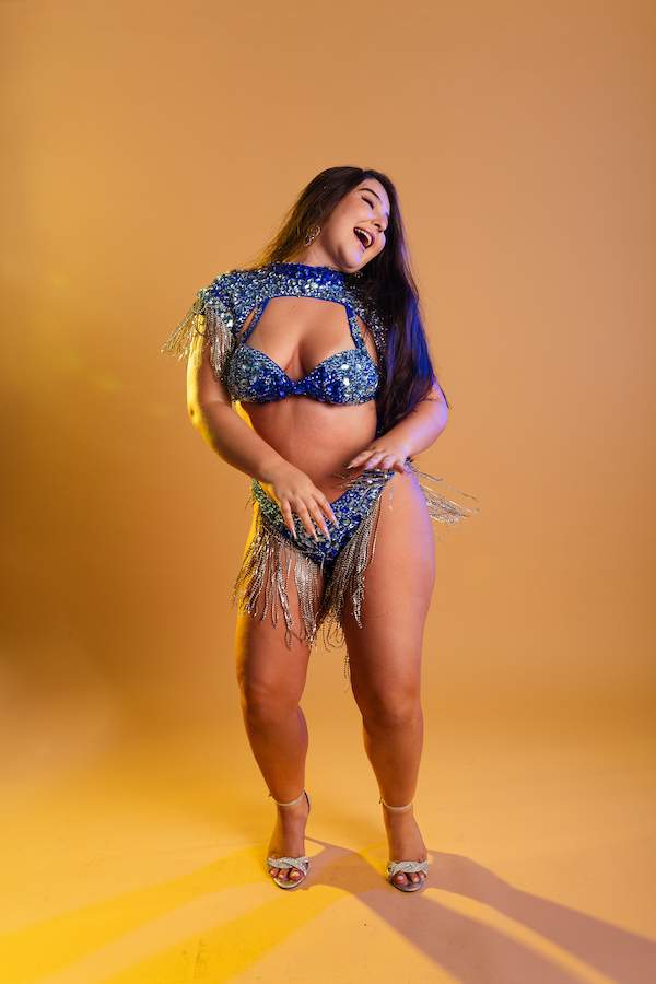 Flora Favaretto, Musa do Carnaval, é criticada na web sobre forma física