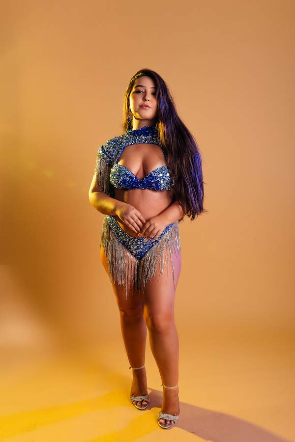 Flora Favaretto estreia no Carnaval e promete recriar fantasia icônica de Urach: “topless”