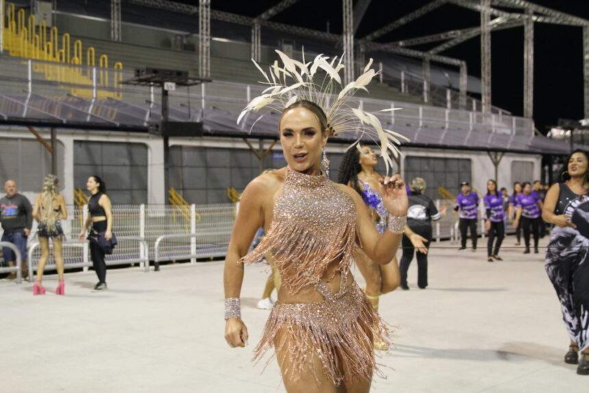 Musa da Gaviões, Francine Carvalho aposta em look de strass